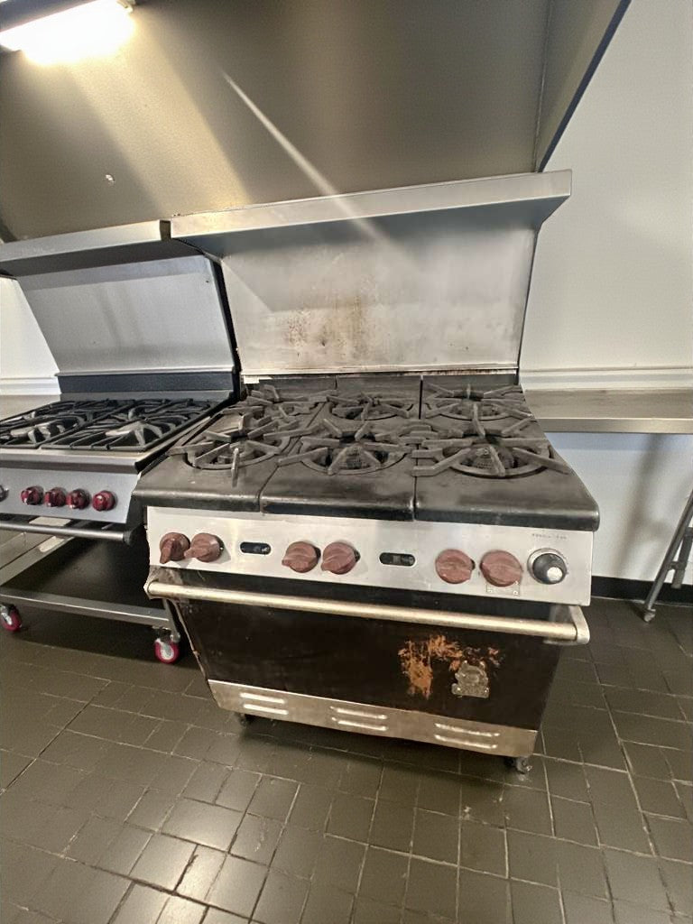 Exceptional Condition – Commercial Gas Range with Oven – 6 Burners – NSF Certified – Fully Tested & Operational!