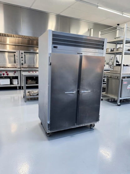 Excellent Condition – Traulsen G20010 – 52.13" Two-Section Commercial Reach-In Refrigerator – 46 Cu. Ft. – Two Solid Doors – 115V – Fully Tested & Operational!