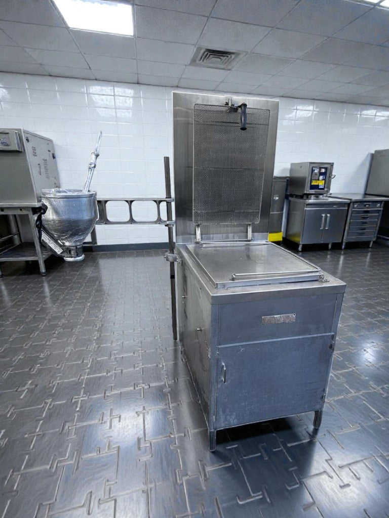 Excellent Condition – Lucks G1826 – Commercial Natural Gas Donut Fryer – Open Kettle Fryer with Donut Screen & Manual Depositor – Stainless Steel – 60,000 BTU – Fully Tested & Operational!