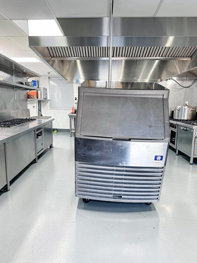 Professionally Maintained Condition – Manitowoc QD-0132A – Undercounter Full-Dice Ice Machine – 130 lb. Daily Production – 80 lb. Storage Bin – 115V – Fully Tested & Operational!