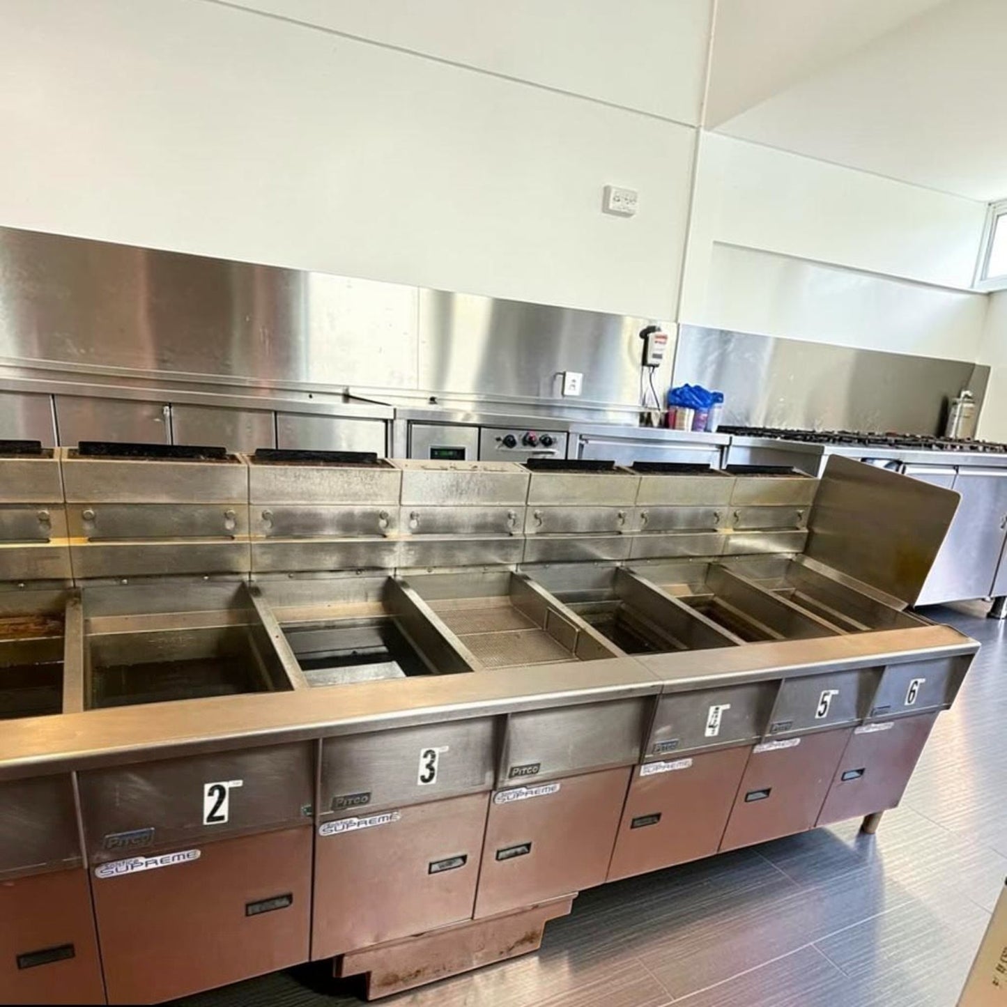 Exceptional Condition – Pitco SSH55 – Commercial Gas Fryer Battery (5 Units) – 50 lb Vats Each – Natural Gas – Built-In Filtration – Fully Tested & Operational!
