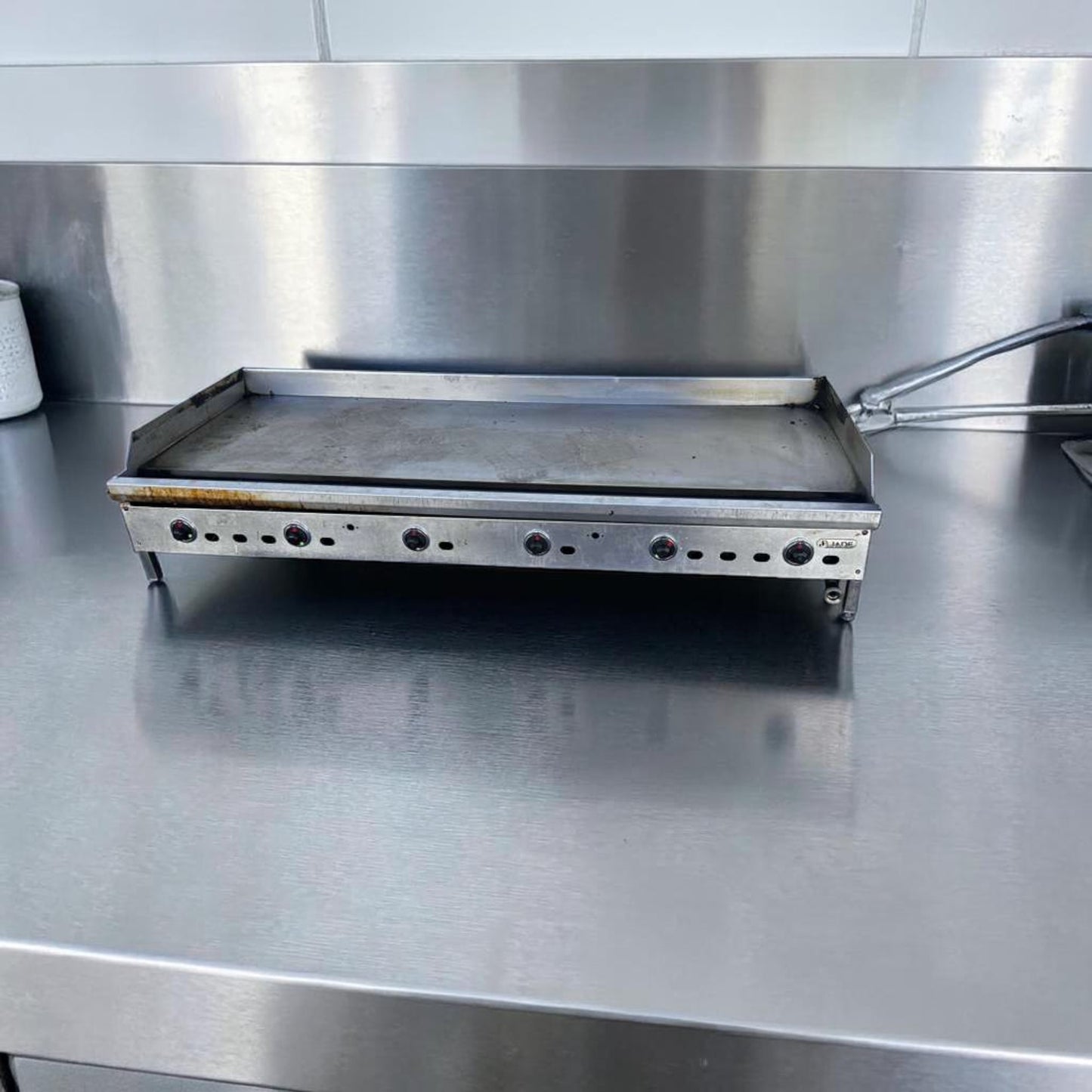 Elite Condition – Jade Range JGT-2472 – 72” Commercial Gas Countertop Griddle – Thermostatic Controls – 180,000 BTU – Fully Tested & Operational!