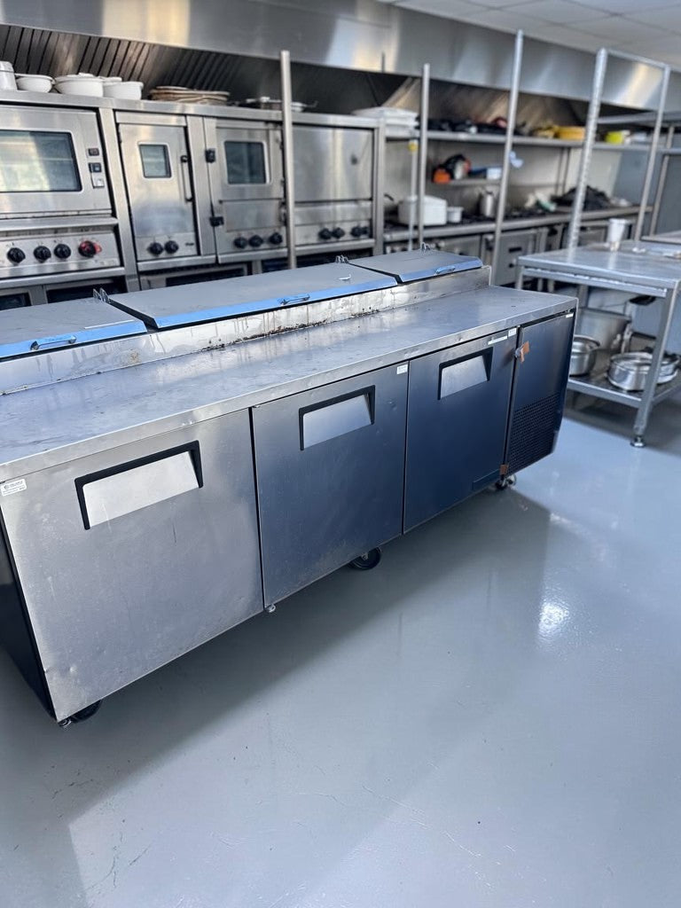 Exceptional Condition – True TPP-93 – 93″ Three-Door Refrigerated Pizza Prep Table – (12) 1/3-Size Pan Capacity – 115V – Fully Tested & Operational!