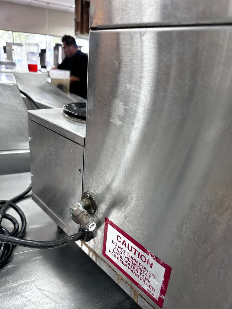 Outstanding Condition – Curtis ALPHA-IIIS / ALP3GTR63A000 – Commercial Automatic Decanter Coffee Brewer – 3 Warmers – 120V – Fully Tested & Operational!