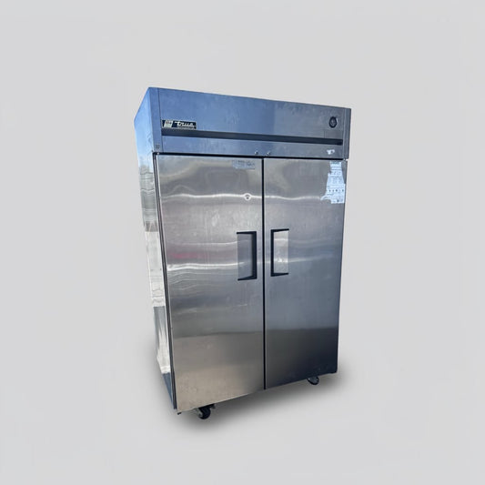 Top-Tier Condition – True TG2R-2S – Spec Series Two-Section Solid Door Reach-In Refrigerator – 56 Cu. Ft. – 115V – UL / NSF Listed – Fully Tested & Operational!