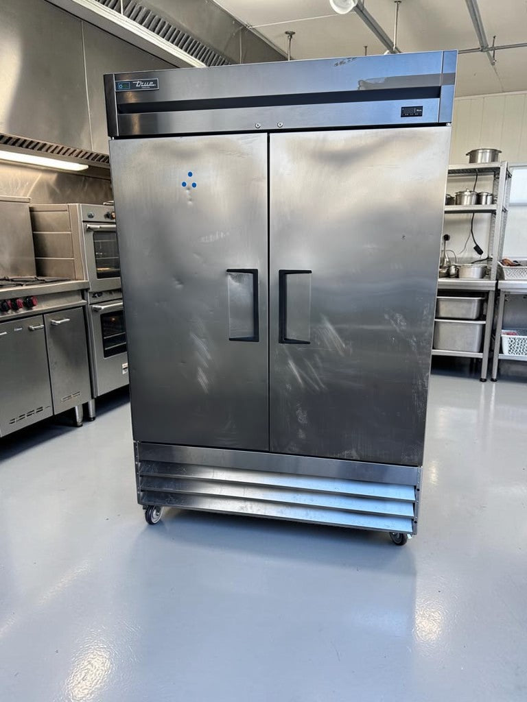Superior Condition – True T-49F-HC – 54 1/8" Two-Section Reach-In Freezer – 49 Cu. Ft. – 115V – ENERGY STAR® – Fully Tested & Operational!