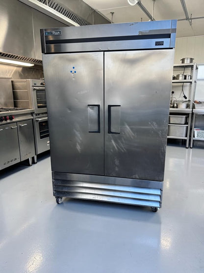 Superior Condition – True T-49F-HC – 54 1/8" Two-Section Reach-In Freezer – 49 Cu. Ft. – 115V – ENERGY STAR® – Fully Tested & Operational!