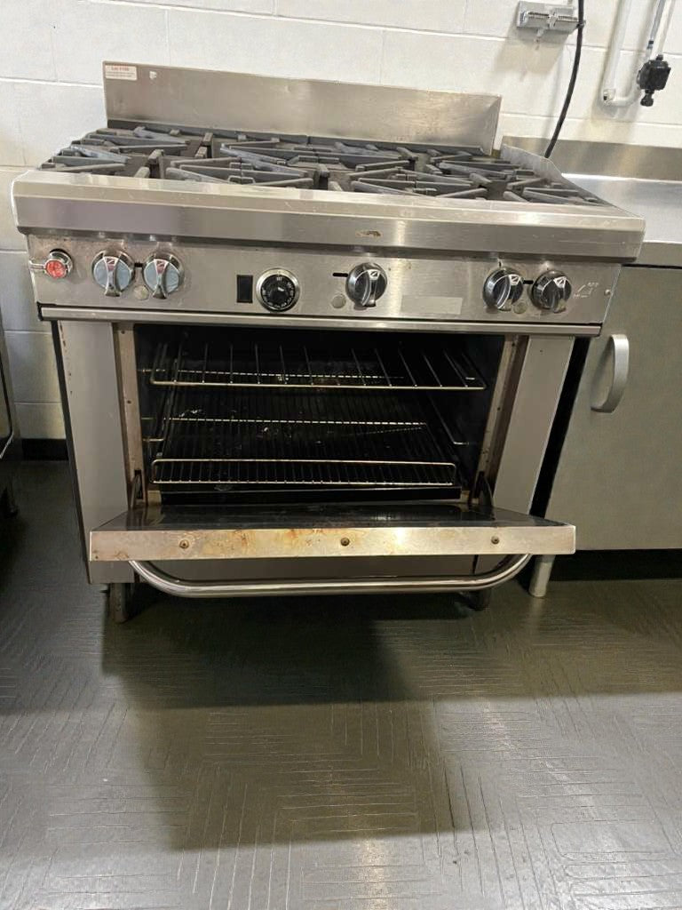 Exceptional Condition – Southbend Commercial Gas Range with Oven – Fully Tested & Working!