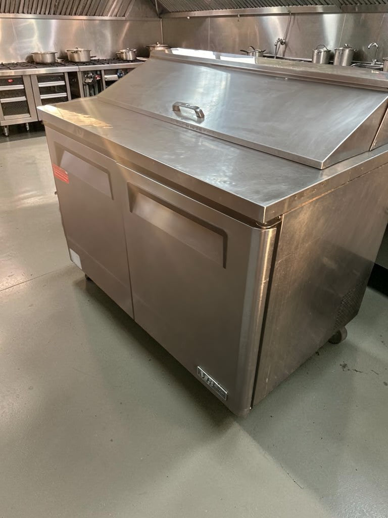 Excellent Condition – Turbo Air MST-48 M3 Series – 48" Commercial Sandwich / Salad Prep Table – 12 Cu. Ft. – 2 Doors – 115V – R134a – AS IS!
