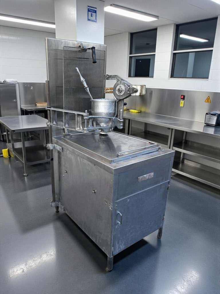 Excellent Condition – Lucks G1826 – Commercial Natural Gas Donut Fryer – Open Kettle Fryer with Donut Screen & Manual Depositor – Stainless Steel – 60,000 BTU – Fully Tested & Operational!