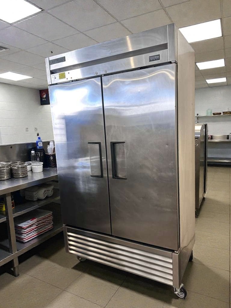 Immaculate Condition – Commercial Two-Door Reach-In Refrigerator – Stainless Steel – Bottom-Mount – Fully Tested & Operational!