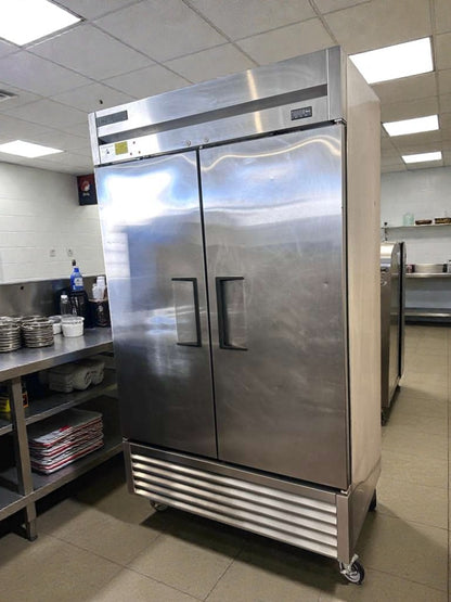 Immaculate Condition – Commercial Two-Door Reach-In Refrigerator – Stainless Steel – Bottom-Mount – Fully Tested & Operational!