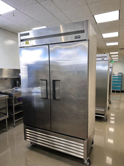 Immaculate Condition – Commercial Two-Door Reach-In Refrigerator – Stainless Steel – Bottom-Mount – Fully Tested & Operational!