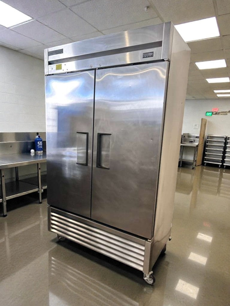 Immaculate Condition – Commercial Two-Door Reach-In Refrigerator – Stainless Steel – Bottom-Mount – Fully Tested & Operational!
