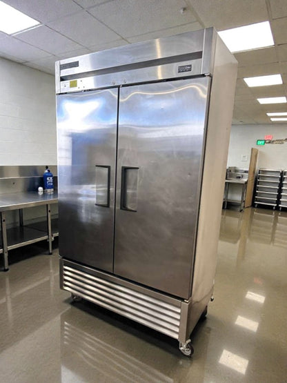 Immaculate Condition – Commercial Two-Door Reach-In Refrigerator – Stainless Steel – Bottom-Mount – Fully Tested & Operational!