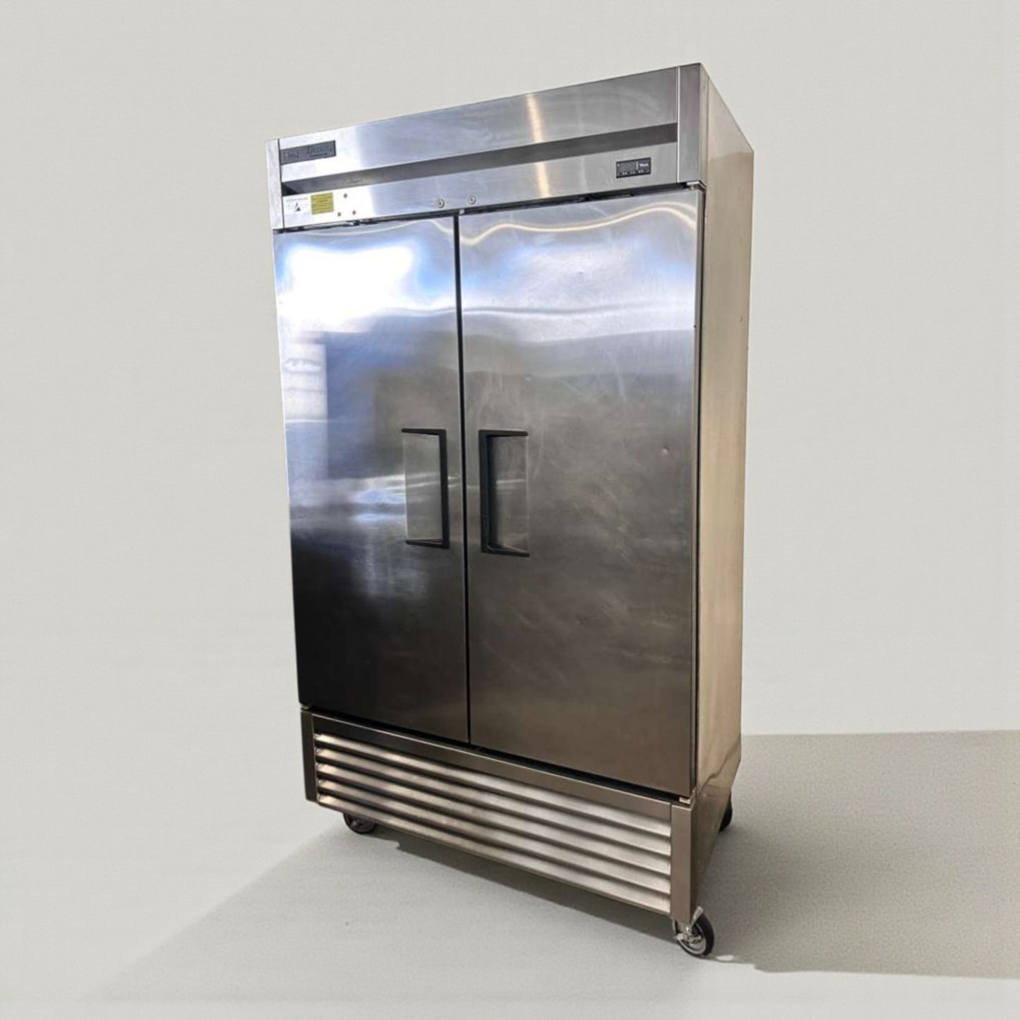 Immaculate Condition – Commercial Two-Door Reach-In Refrigerator – Stainless Steel – Bottom-Mount – Fully Tested & Operational!