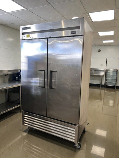 Immaculate Condition – Commercial Two-Door Reach-In Refrigerator – Stainless Steel – Bottom-Mount – Fully Tested & Operational!