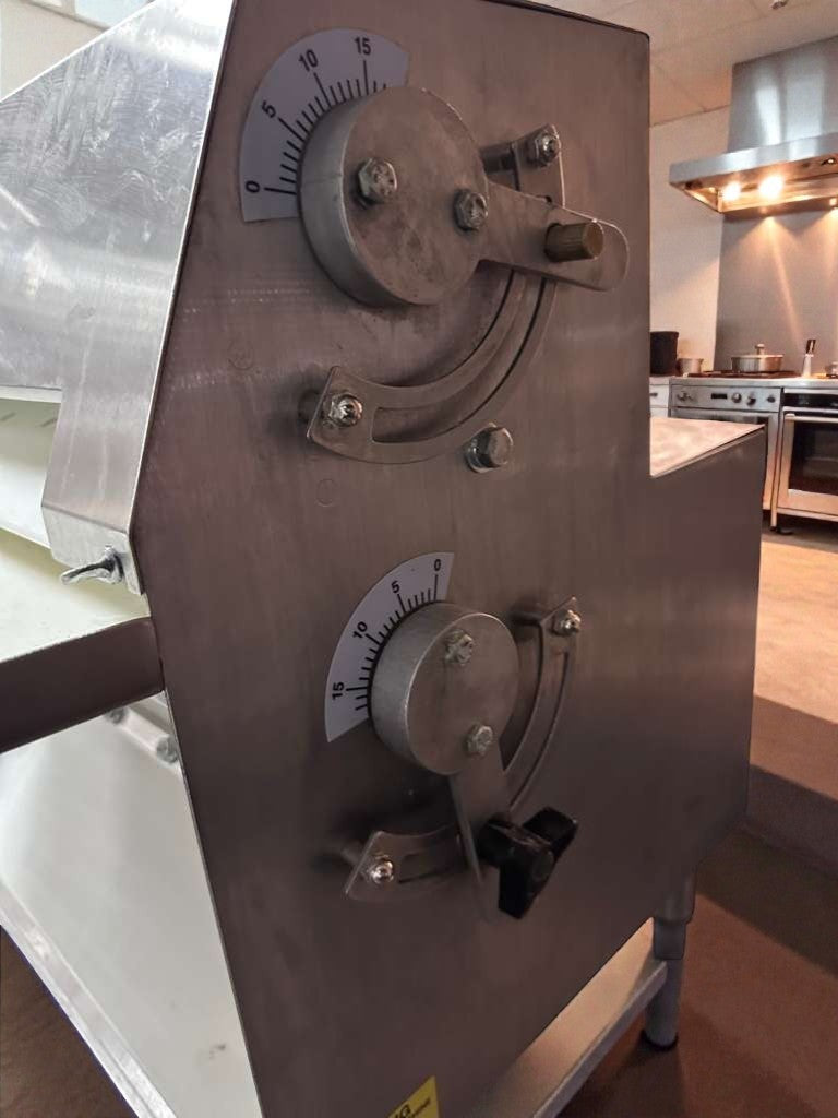 Outstanding Condition – Somerset CDR-2000 – Commercial Countertop Dough Roller / Sheeter – 115V – ETL & NSF Listed – Fully Tested & Operational