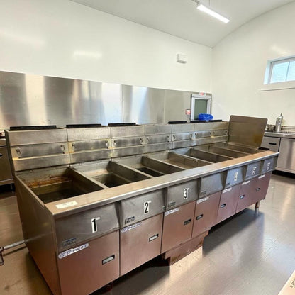 Exceptional Condition – Pitco SSH55 – Commercial Gas Fryer Battery (5 Units) – 50 lb Vats Each – Natural Gas – Built-In Filtration – Fully Tested & Operational!