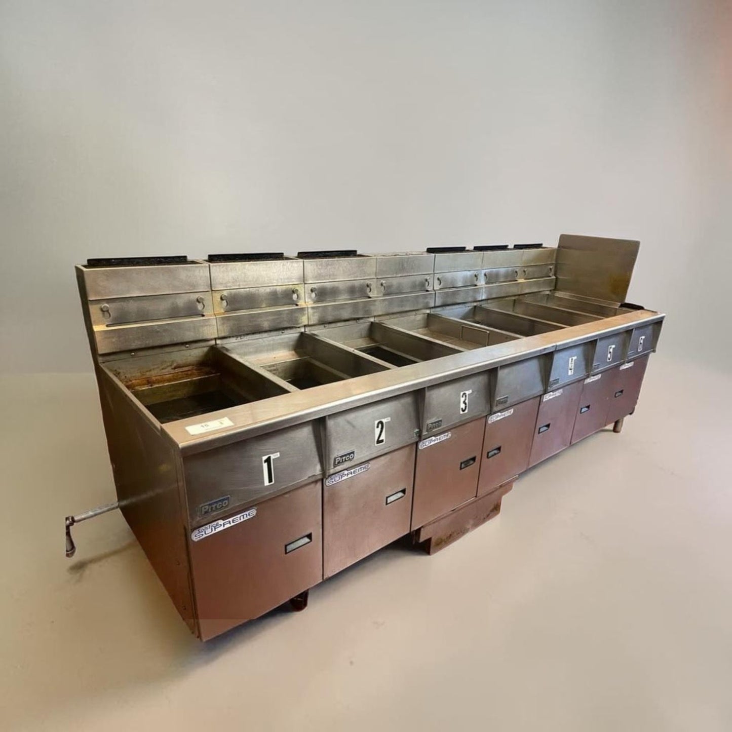 Exceptional Condition – Pitco SSH55 – Commercial Gas Fryer Battery (5 Units) – 50 lb Vats Each – Natural Gas – Built-In Filtration – Fully Tested & Operational!