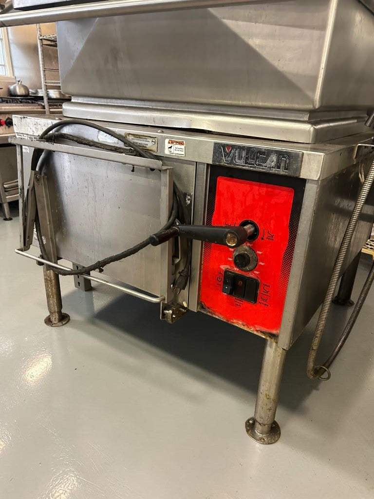 High-Grade Condition – Vulcan VG30 – 30-Gallon Natural Gas Tilting Braising Pan – Manual Tilt – 90,000 BTU – 120V – Fully Tested & Operational!