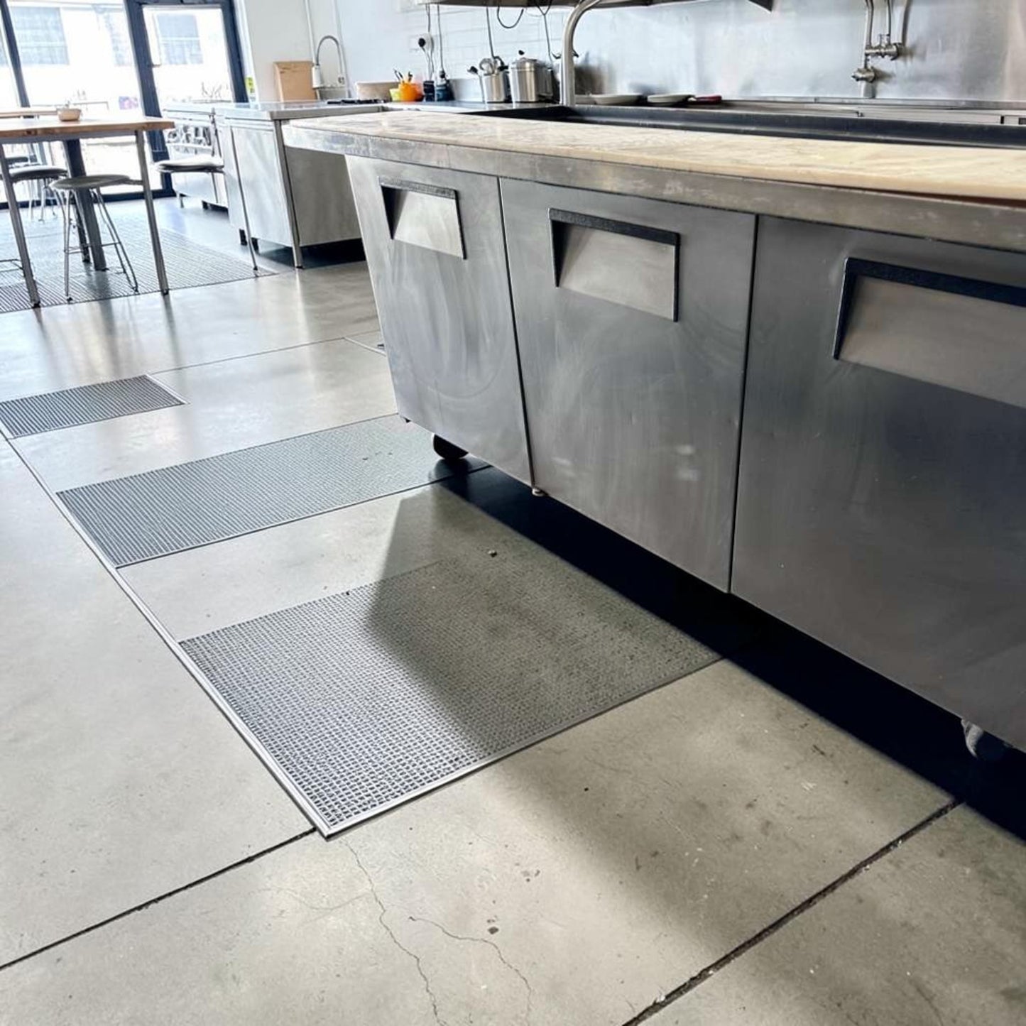 Exceptional Condition – True TSSU-72-30M-B-ST-HC 72” Mega Top Sandwich / Salad Prep Table – Refrigerated Base – 115V – Fully Tested & Operational!