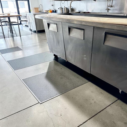 Exceptional Condition – True TSSU-72-30M-B-ST-HC 72” Mega Top Sandwich / Salad Prep Table – Refrigerated Base – 115V – Fully Tested & Operational!