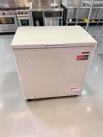 High-Quality Condition – Frigidaire EFRF7003-6COM – 32.6" Garage-Ready Chest Freezer – 7.0 Cu. Ft. – Adjustable Temperature Control – 115V – Fully Tested & Operational!