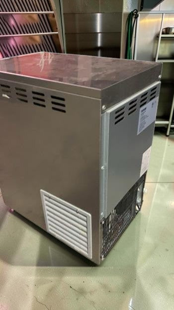 Remarkable Condition – VEVOR SZB-20 – Commercial Freestanding Ice Maker – Stainless Steel – 110-120V – 270W – Self-Contained Ice Machine – Fully Tested & Operational!