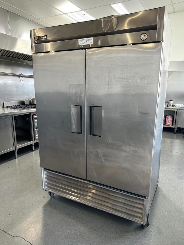 Excellent Condition – True T-49 – 49 Cu. Ft. Two-Section Commercial Reach-In Refrigerator – 2 Solid Doors – 115V – R134a – Fully Tested & Operational!
