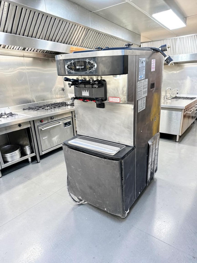 Prime Condition – Taylor C712-33 – Twin-Twist Commercial Soft Serve Freezer – Two Flavors plus Twist – Pump-Fed – 208–230V – Fully Tested & Operational!