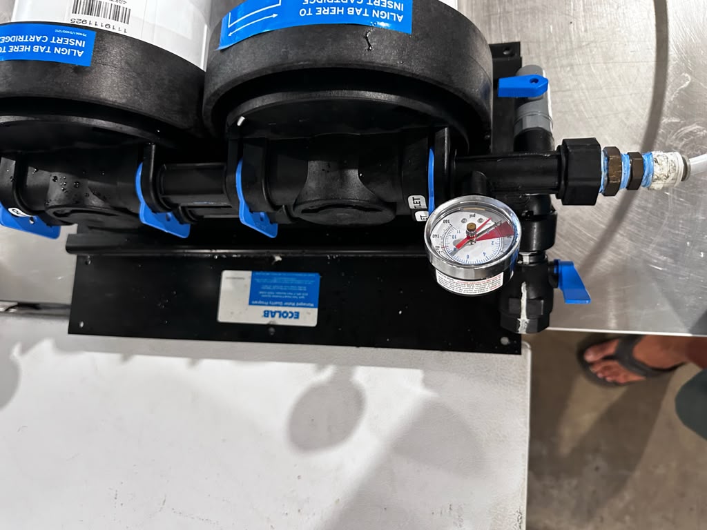 Top-Tier Condition – Ecolab / KineticoPRO KPMF HC614-2 – Commercial Dual-Cartridge Water Filtration System – 150,000-Gallon Capacity – Dual Pressure Gauges – NSF/ANSI 42 Certified – Fully Inspected & Ready for Installation!