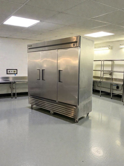Exceptional Condition – True T-72 Commercial 3-Door Reach-In Refrigerator – 115V – Fully Tested & Working!
