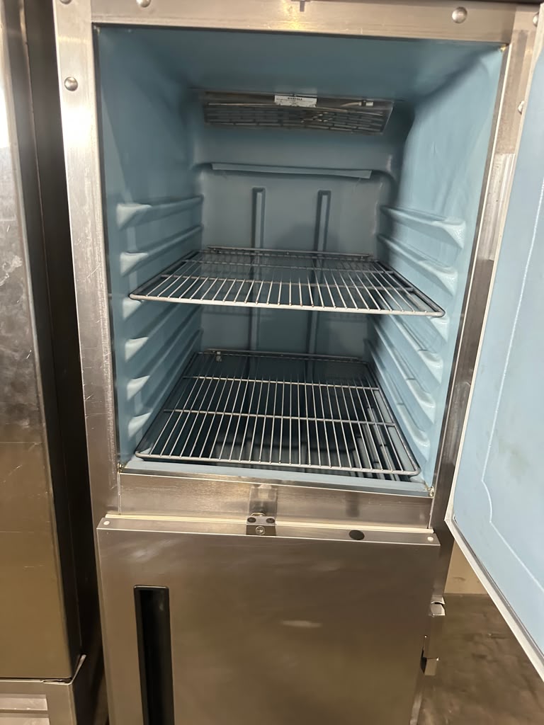 Superior Condition – Delfield 6025XL-SH 6000XL™ – 25 5/8" Single-Section Commercial Reach-In Refrigerator – 2 Half-Height Solid Doors – 20 Cu. Ft. – 115V – AS IS!