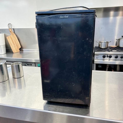 High-Quality Condition – Euro-Gold W-995 Compact Undercounter Refrigerator – Space-Saving Mini Fridge – 115V – Fully Tested & Operational!