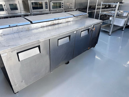 Exceptional Condition – True TPP-93 – 93″ Three-Door Refrigerated Pizza Prep Table – (12) 1/3-Size Pan Capacity – 115V – Fully Tested & Operational!