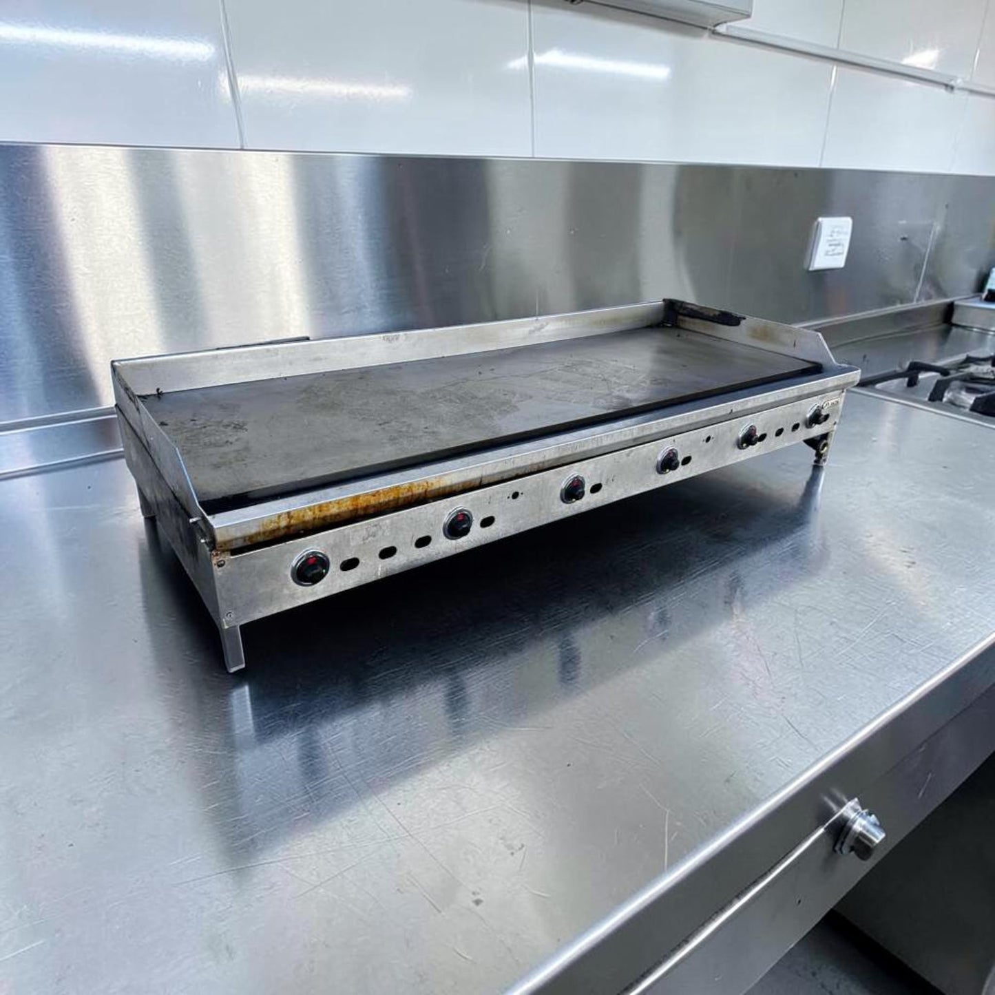 Elite Condition – Jade Range JGT-2472 – 72” Commercial Gas Countertop Griddle – Thermostatic Controls – 180,000 BTU – Fully Tested & Operational!