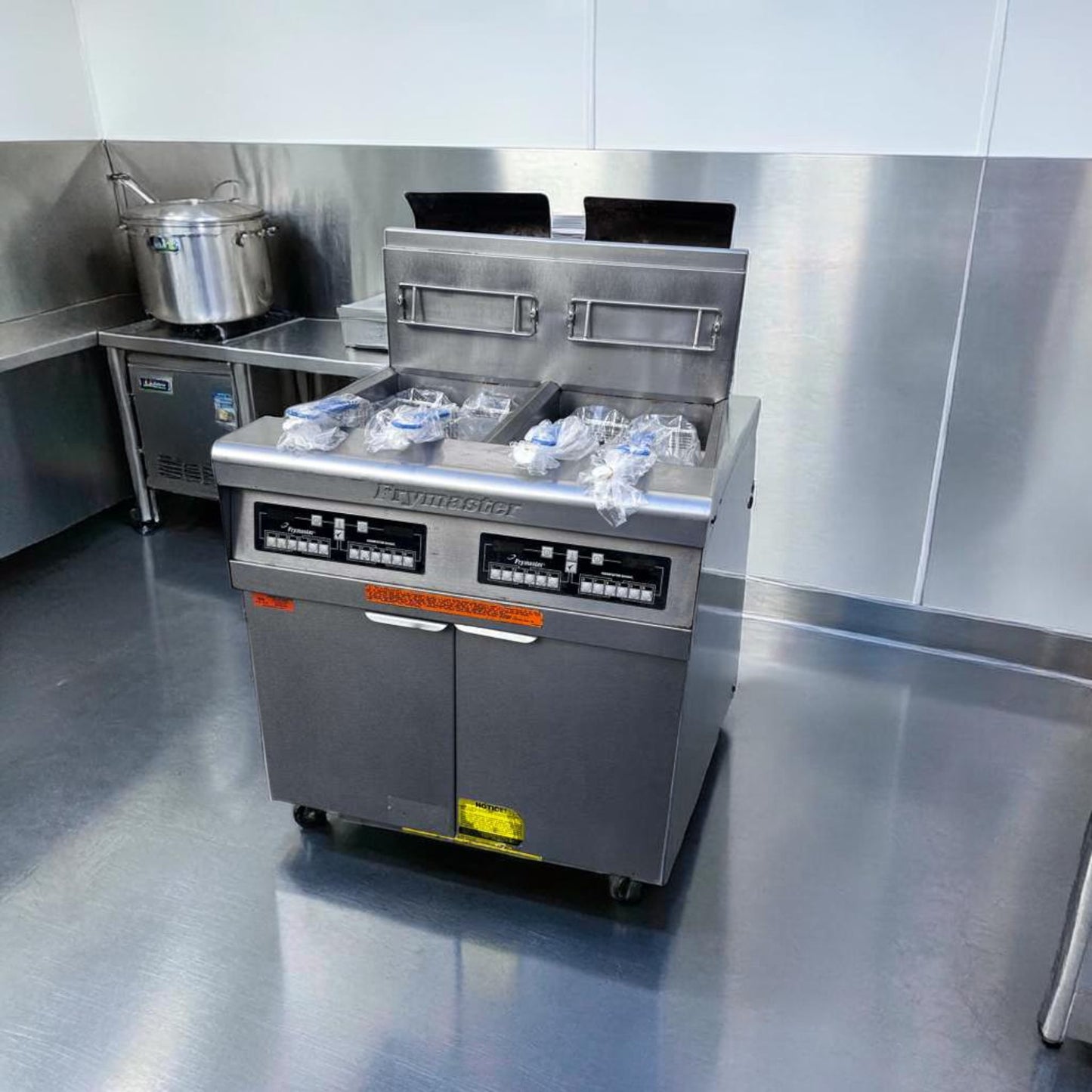 Prime Condition – Frymaster FPP245 – Commercial Gas Fryer Battery – Split Pots Design – Built-In Filtration System – Fully Tested & Operational!