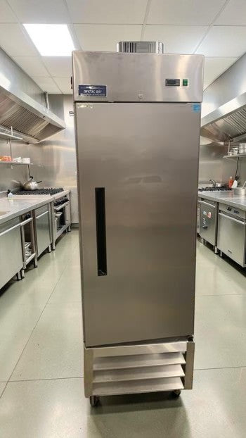 High-Quality Condition – Arctic Air AR23 – 26 3/4" Single-Door Reach-In Refrigerator – 23 Cu. Ft. – R134a – 115V – UL Listed – Fully Tested & Operational!