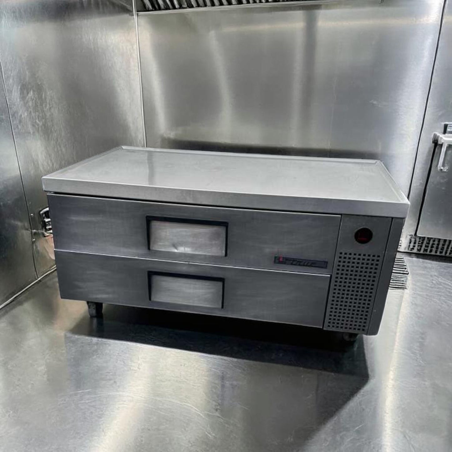 Exceptional Condition – True TRCB-52-HC Refrigerated Chef Base – 52” Width – (2) Drawers – 115V – Fully Tested & Operational!