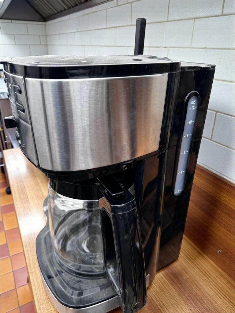 Brand New Condition – Programmable 12-Cup Drip Coffee Machine – Stainless Steel & Black Finish – Glass Carafe – Single Serve / Carafe Options – Fully Tested & Operational!