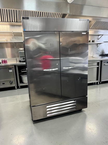 Exceptional Condition – Beverage-Air HBR49-1-006 Horizon Series – 52" Two-Section Solid-Door Reach-In Refrigerator – 46.15 Cu. Ft. – 115V – Fully Tested & Operational!