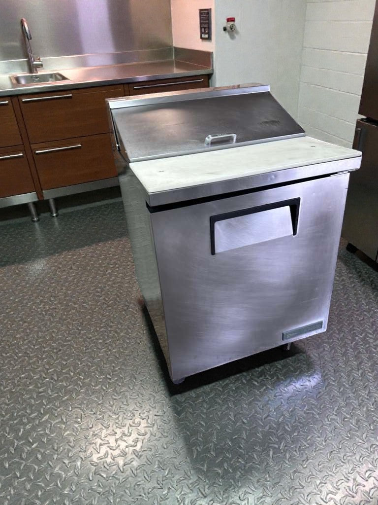 Exceptional Condition – True TSSU-27-08-HC Sandwich / Salad Prep Table – 115V – Fully Tested & Working