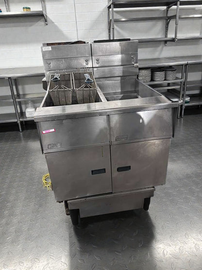 Excellent Condition – Pitco SG14 – Commercial Gas Fryer – 40 lb Capacity – Natural Gas – NSF & CSA Certified – Fully Tested & Operational!