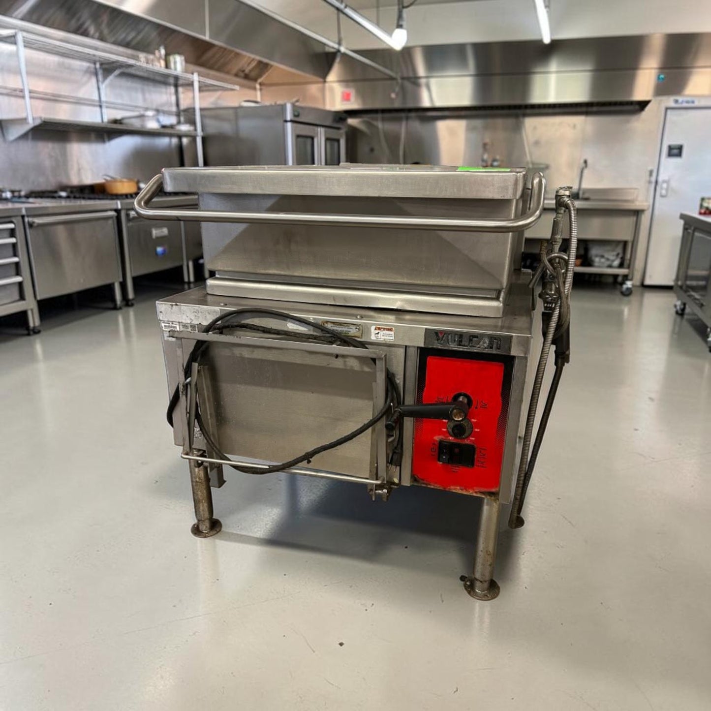 High-Grade Condition – Vulcan VG30 – 30-Gallon Natural Gas Tilting Braising Pan – Manual Tilt – 90,000 BTU – 120V – Fully Tested & Operational!