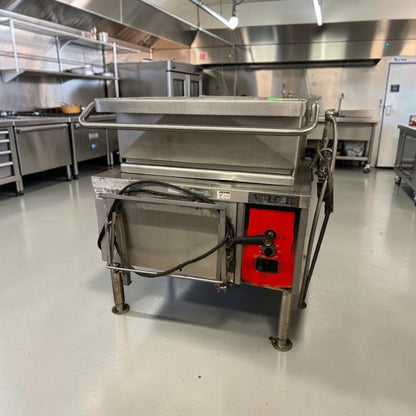 High-Grade Condition – Vulcan VG30 – 30-Gallon Natural Gas Tilting Braising Pan – Manual Tilt – 90,000 BTU – 120V – Fully Tested & Operational!