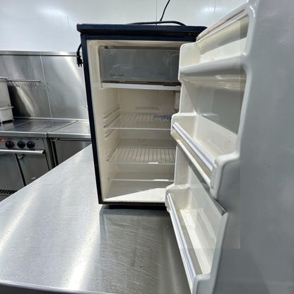 High-Quality Condition – Euro-Gold W-995 Compact Undercounter Refrigerator – Space-Saving Mini Fridge – 115V – Fully Tested & Operational!