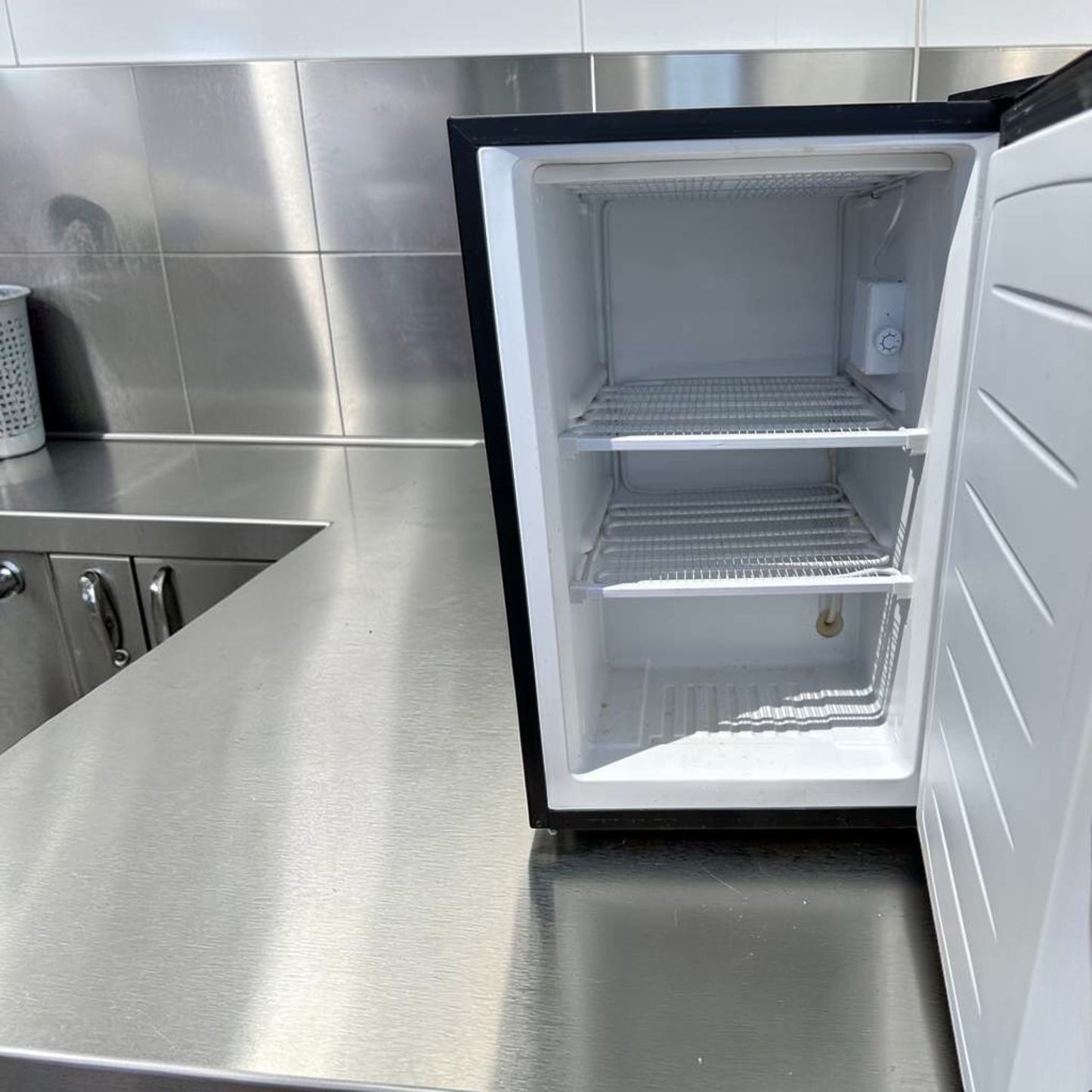 Excellent Condition – Magic Chef MCUF3S2 3 Cu. Ft. Compact Upright Refrigerator– Stainless Steel – Space-Saving Mini Fully Tested & Operational!