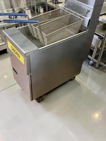 First-Class Condition – Pitco VF35 – 35 lb Commercial Natural Gas Deep Fryer – Stainless Steel – Two Basket – 70,000 BTU – NSF Listed – Fully Tested & Operational!