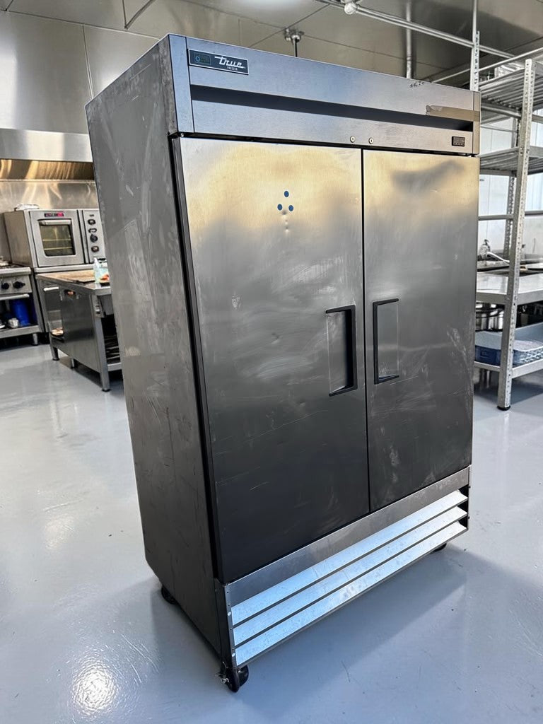 Superior Condition – True T-49F-HC – 54 1/8" Two-Section Reach-In Freezer – 49 Cu. Ft. – 115V – ENERGY STAR® – Fully Tested & Operational!